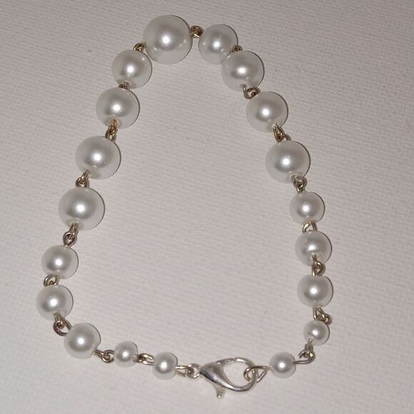 CLEARANCE Faux pearl clip on earrings and bracelet - Picture 4 of 5